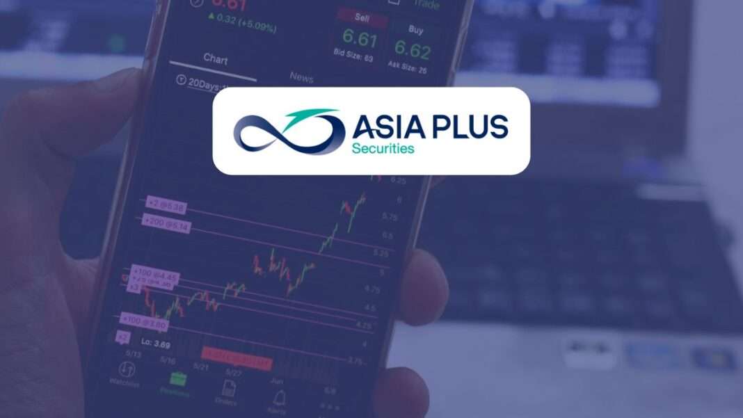โลโก้บริษัทหลักทรัพย์ เอเซีย พลัส (Asia Plus Securities) ซ้อนทับบนพื้นหลังหน้าจอแอปพลิเคชันเทรดหุ้นบนโทรศัพท์มือถือและหน้าจอคอมพิวเตอร์