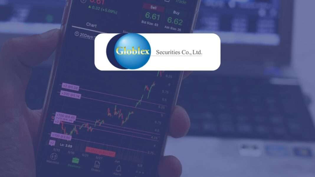 globlex-securities-gbs-thai-stock-market-analysis-2026 โลโก้บริษัทหลักทรัพย์ โกลเบล็ก (Globlex Securities หรือ GBS) ซ้อนทับบนพื้นหลังหน้าจอแอปพลิเคชันเทรดหุ้นและการลงทุนบนโทรศัพท์มือถือ