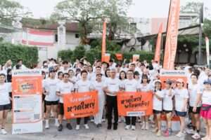 ผู้บริหารและกลุ่มนักวิ่งชาวหาดใหญ่ถ่ายภาพร่วมกันพร้อมชูป้ายรณรงค์ Hatyai is Back! หาดใหญ่พร้อมแล้ว!