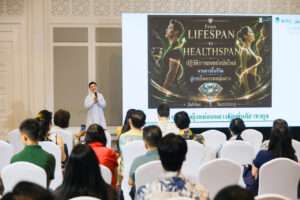 แพทย์ผู้เชี่ยวชาญจากโรงพยาบาลสมิติเวชกำลังบรรยายในหัวข้อ From LIFESPAN to HEALTHSPAN ให้กับกลุ่มลูกค้า Jubilee Diamond