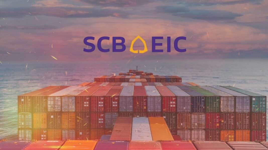 โลโก้ศูนย์วิจัยเศรษฐกิจและธุรกิจ SCB EIC โดดเด่นอยู่บนพื้นหลังภาพเรือบรรทุกตู้คอนเทนเนอร์ขนส่งสินค้าทางทะเลยามรุ่งอรุณ