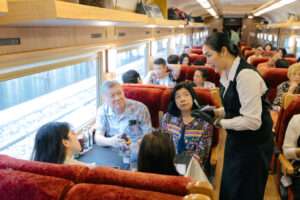 บรรยากาศการพูดคุยและให้บริการสุดเอ็กซ์คลูซีฟแก่ลูกค้า Jubilee ภายในขบวนรถไฟระดับตำนาน SRT Royal Blossom