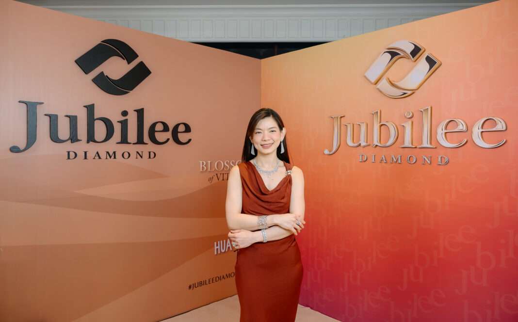 unyarat-pornprakrit-ceo-jubilee-diamond-experience-driven-2026 นางสาวอัญรัตน์ พรประกฤต ประธานเจ้าหน้าที่บริหาร บริษัท ยูบิลลี่ เอ็นเตอร์ไพรส์ จำกัด (มหาชน) ถ่ายภาพหน้าแบ็กดรอป Jubilee Diamond