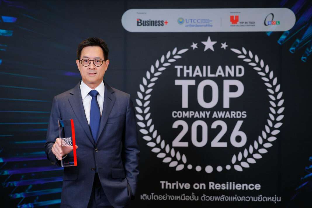 alpha-x-wasin-saiyawan-best-financial-services-award-2026 นายวศิน ไสยวรรณ ประธานเจ้าหน้าที่บริหาร บริษัท อัลฟ่า เอกซ์ จำกัด ถือถ้วยรางวัล Best Financial Services of the Year ในงาน Thailand Top Company Awards 2026