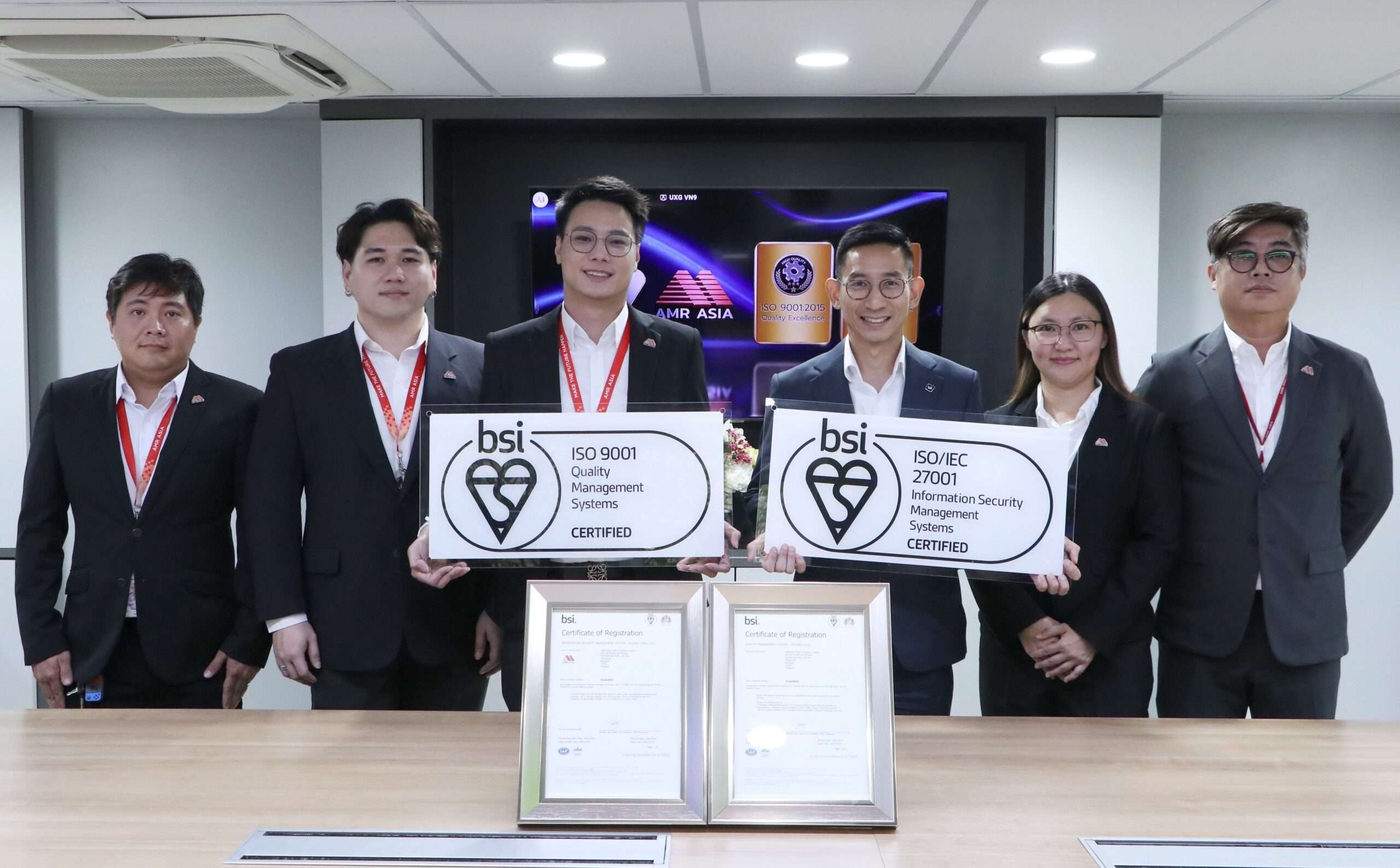 นายธนชาติ พรกิตติทยา คณะทำงาน AMR และนายกุลธัช บุญบงการ คณะผู้บริหาร BNH ร่วมถ่ายภาพในพิธีรับมอบใบรับรองมาตรฐานสากล ISO 9001:2015 และ ISO/IEC 27001:2022