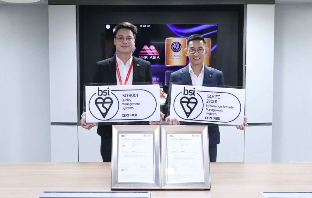 นายธนชาติ พรกิตติทยา ประธานเจ้าหน้าที่บริหารสายงานทรัพยากรมนุษย์และบริหารจัดการองค์กร AMR และนายกุลธัช บุญบงการ ผู้จัดการประจำประเทศไทย BSI รับมอบใบรับรองมาตรฐานระบบบริหารงานคุณภาพและความมั่นคงปลอดภัยสารสนเทศ