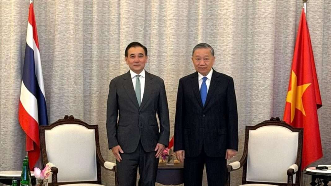 นายสารัชถ์ รัตนาวะดี ประธานเจ้าหน้าที่บริหาร บมจ. กัลฟ์ ดีเวลลอปเมนท์ หรือ GULF ร่วมถ่ายภาพกับนายโต เลิม ประธานาธิบดีเวียดนาม