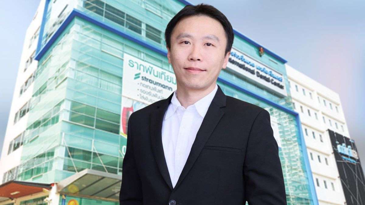 นายอธิรัชต์ องค์ศรีตระกูล ประธานเจ้าหน้าที่ฝ่ายปฏิบัติการ (COO) คนใหม่ของ บริษัท เดนทัล คอร์ปอเรชั่น จำกัด (มหาชน) ยืนถ่ายภาพหน้าอาคารศูนย์ทันตกรรม