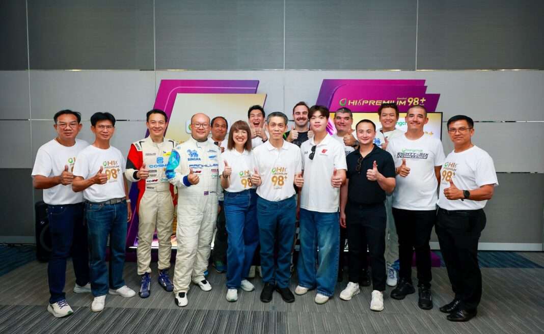 นายเสรี อนุพันธนันท์ และคณะผู้บริหารบริษัท บางจาก คอร์ปอเรชั่น จำกัด (มหาชน) ถ่ายภาพร่วมกับทีมงานในงานเปิดตัวการแข่งขัน