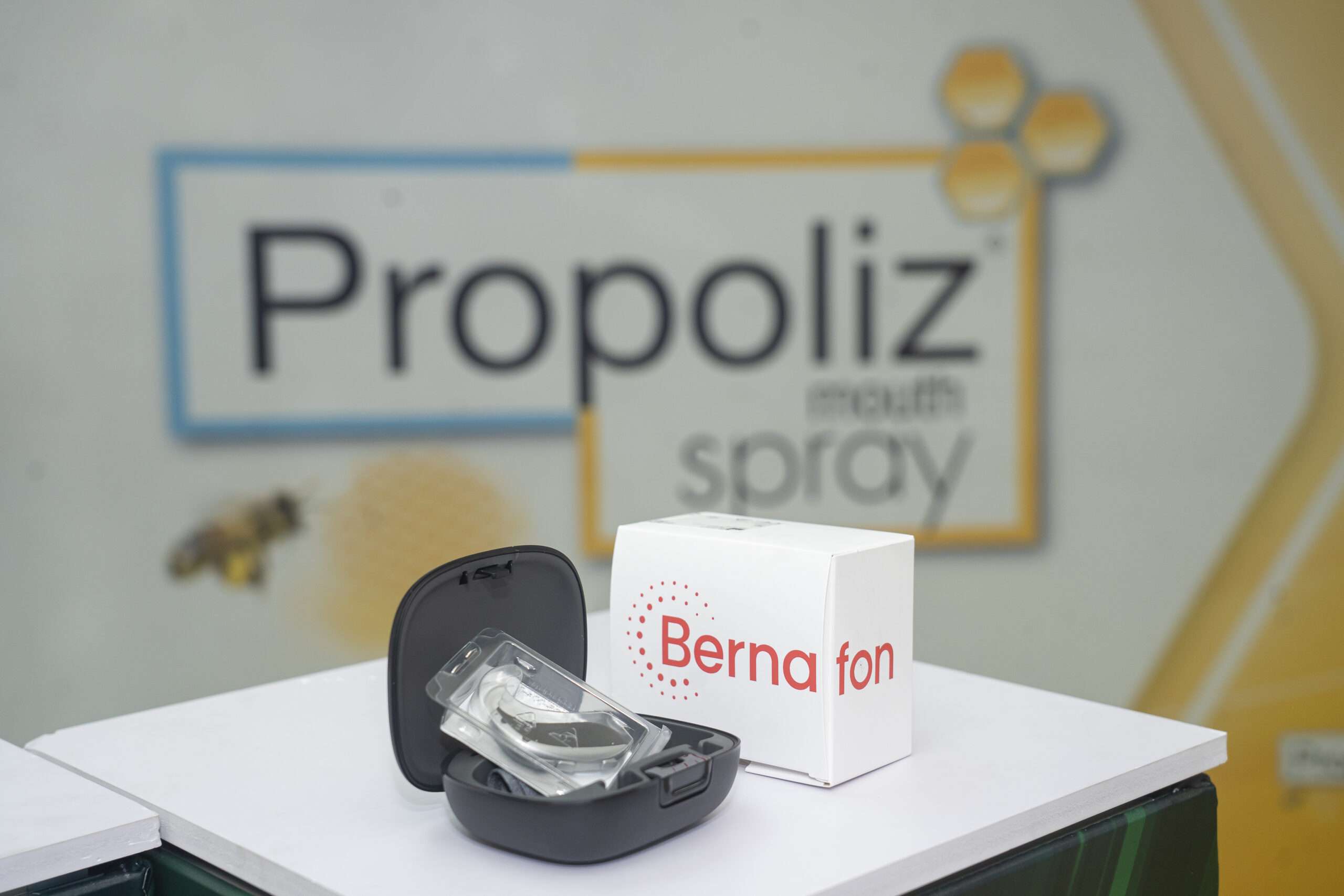 อุปกรณ์เครื่องช่วยฟังคุณภาพสูง Berna fon ที่ได้รับการสนับสนุนจัดซื้อจากแคมเปญ Propoliz Day เพื่อมอบให้เด็กนักเรียนหูหนวก