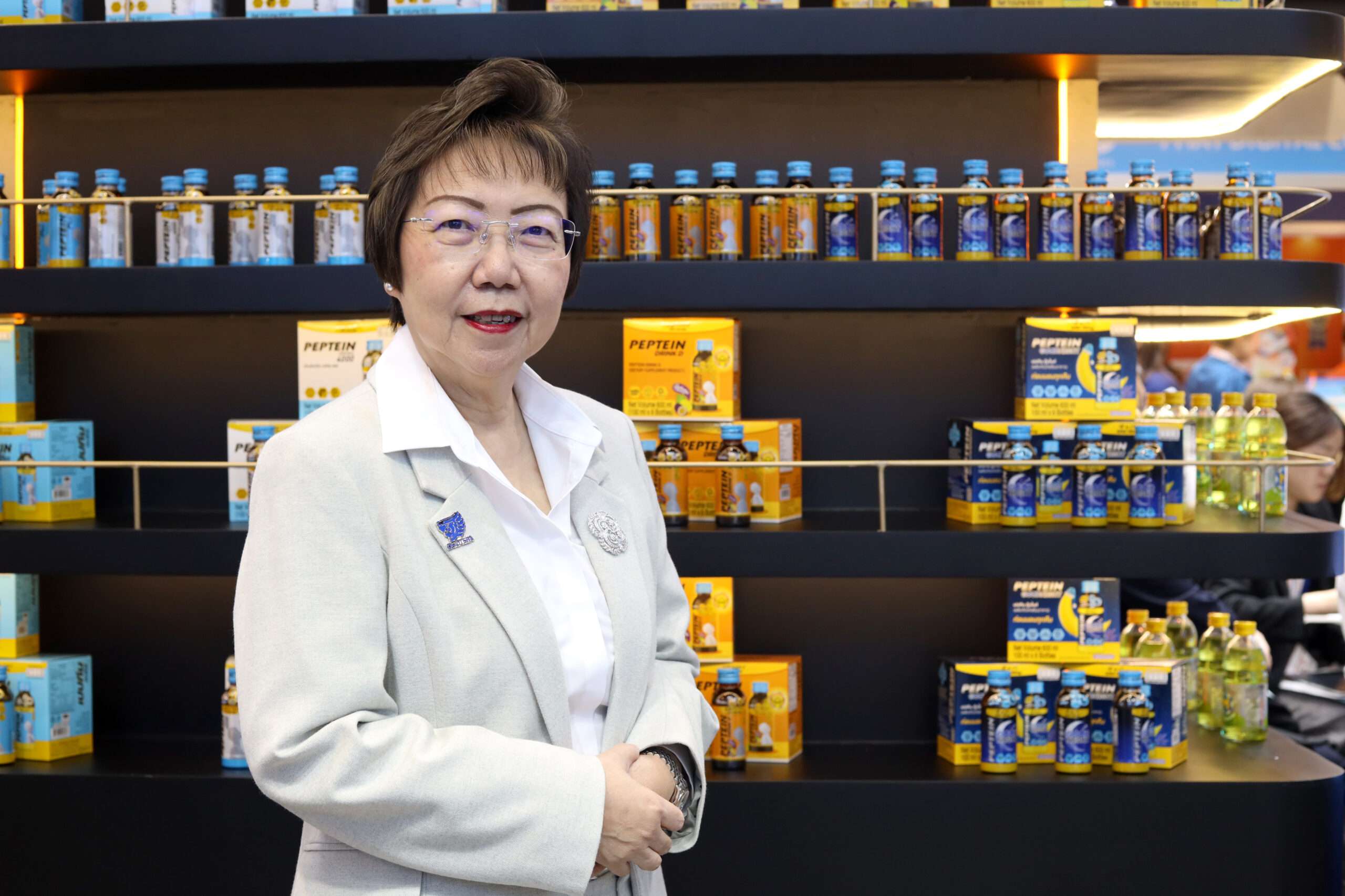 นางสาวมุกดา ไพรัชเวทย์ ถ่ายภาพร่วมกับพอร์ตโฟลิโอเครื่องดื่ม Functional Drink ของโอสถสภา