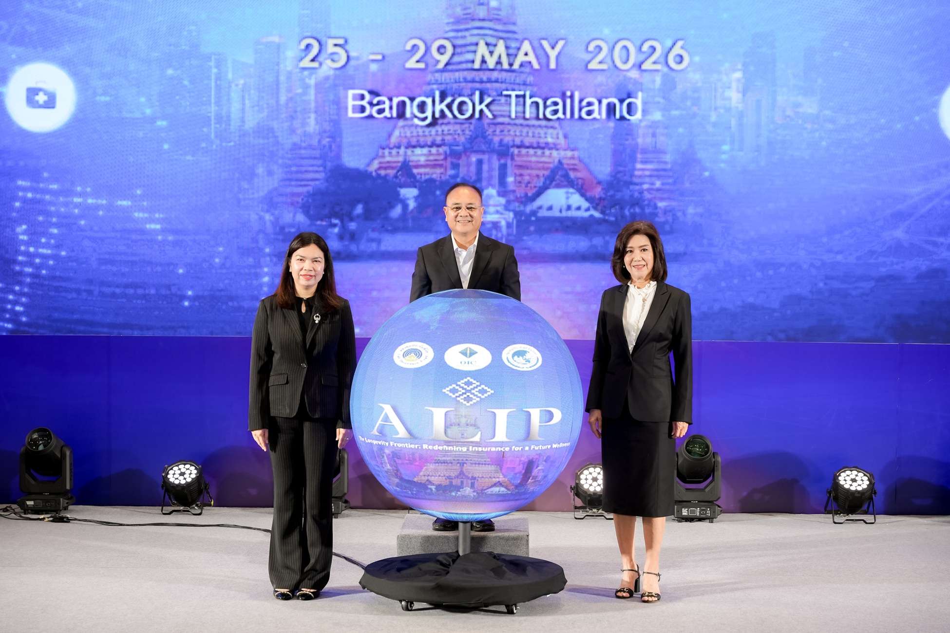นายชูฉัตร ประมูลผล ทำพิธีเปิดโครงการพัฒนาบุคลากรประกันชีวิตนานาชาติร่วมกับผู้แทนระดับสูงบนเวที