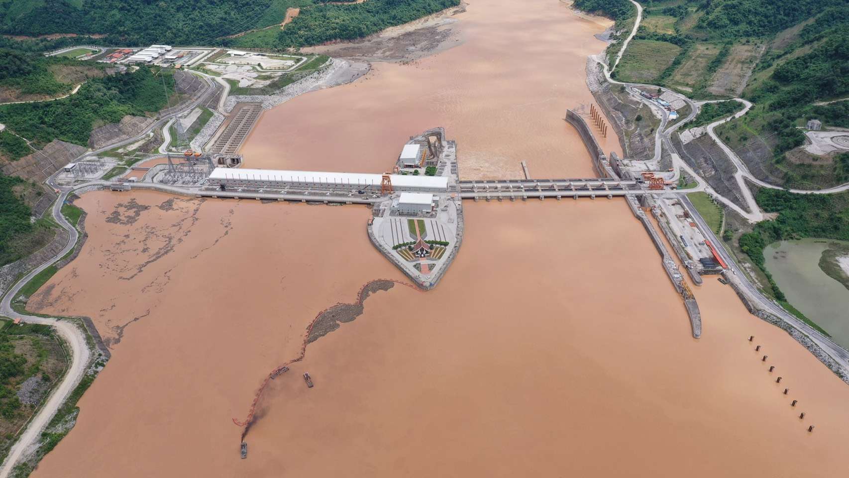 โครงการไฟฟ้าพลังน้ำ หลวงพระบาง ในสาธารณรัฐประชาธิปไตยประชาชนลาว ซึ่งอยู่ระหว่างการก่อสร้าง