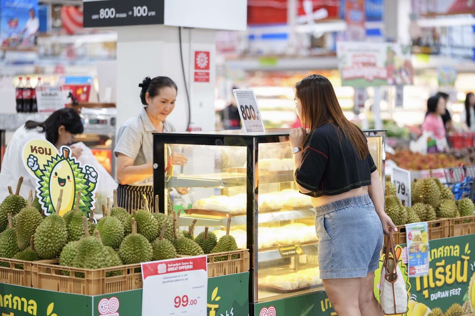 ลูกค้ากำลังเลือกซื้อทุเรียนและผลไม้สดคุณภาพดีที่แผนกผลไม้ โก โฮลเซลล์