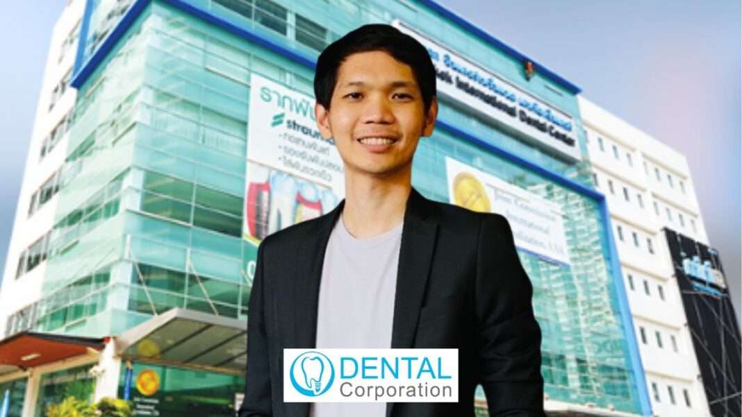 นายณัฐสิทธิ์ สุรพันธ์ไพโรจน์ ประธานเจ้าหน้าที่ฝ่ายบัญชีและการเงิน บริษัท เดนทัล คอร์ปอเรชั่น จำกัด (มหาชน) หรือ D ถ่ายภาพด้านหน้าโรงพยาบาลทันตกรรม กรุงเทพ อินเตอร์เนชั่นแนล (BIDH)