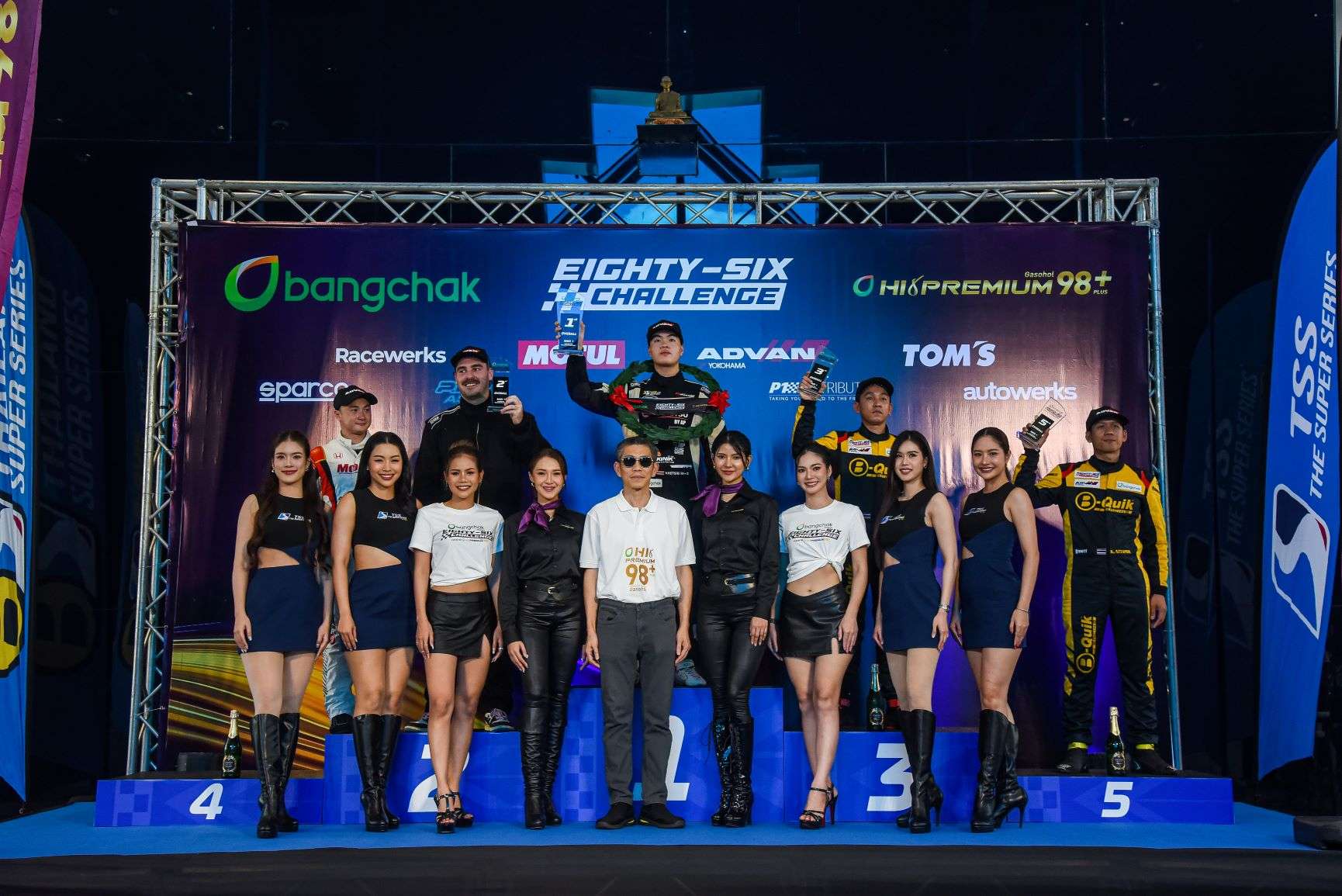 พิธีมอบรางวัลแก่นักแข่งที่ชนะการแข่งขันบนโพเดียม รายการ Bangchak presents Eighty-Six Challenge
