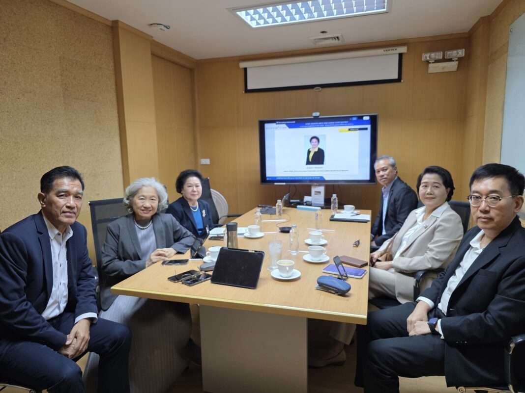 estar-board-of-directors-e-agm-2026-meeting คณะกรรมการและคณะผู้บริหาร บริษัท อีสเทอร์น สตาร์ เรียล เอสเตท จำกัด (มหาชน) หรือ ESTAR ถ่ายภาพร่วมกันในห้องประชุม ระหว่างการจัดการประชุมผู้ถือหุ้น E-AGM ประจำปี 2569
