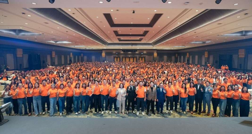 fwd-life-insurance-agent-upskill-seminar ภาพหมู่ตัวแทนฝ่ายขายในงานสัมมนา “มหกรรมรวมพลัง FWD” จัดโดย บริษัท เอฟดับบลิวดี ประกันชีวิต จำกัด (มหาชน)