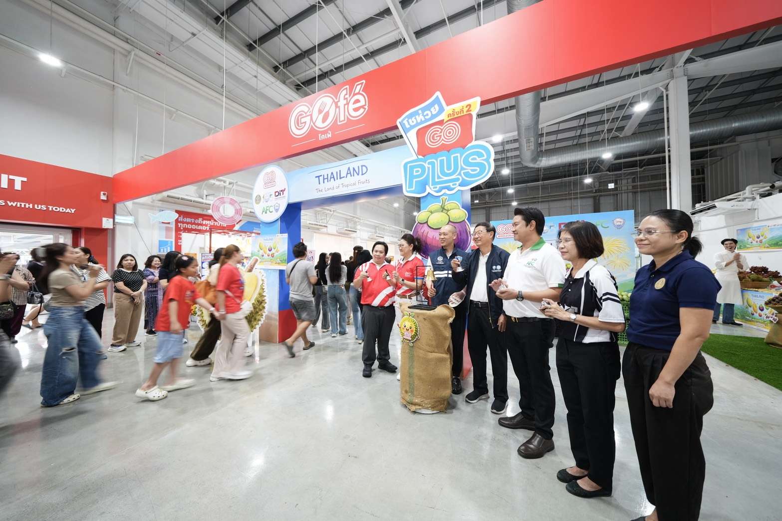 รองอธิบดีกรมการค้าภายใน สั่นกระดิ่งเปิดกิจกรรมบุฟเฟต์ทุเรียนและผลไม้เมืองร้อน ที่ โก โฮลเซลล์ สาขารังสิต
