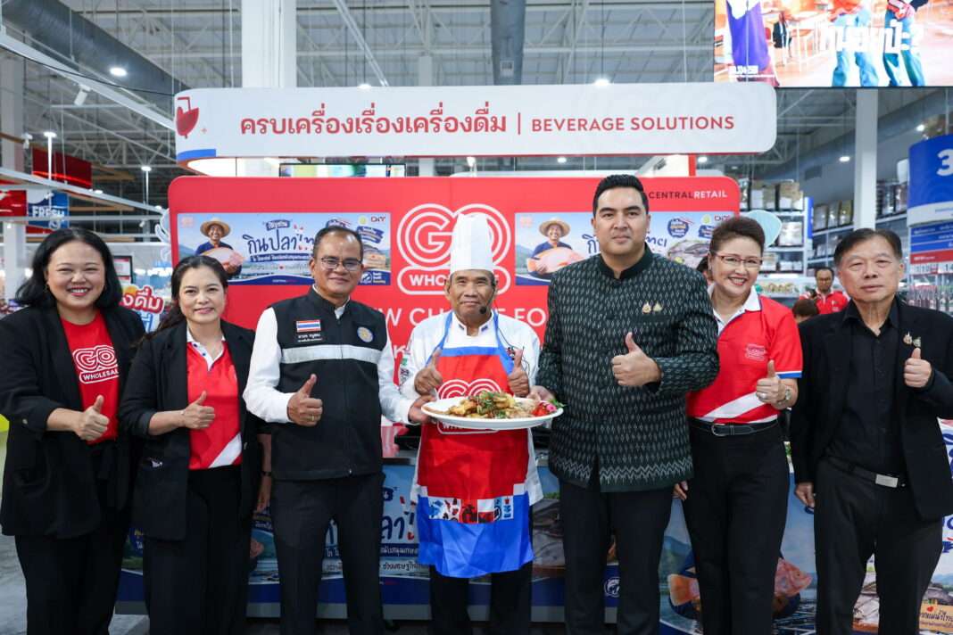 go-wholesale-moac-partnership-support-thai-farmers คณะผู้บริหาร โก โฮลเซลล์ (GO WHOLESALE) และตัวแทนจากกระทรวงเกษตรและสหกรณ์ กรมประมง ถ่ายภาพร่วมกันในงานชวนกินปลาไทย