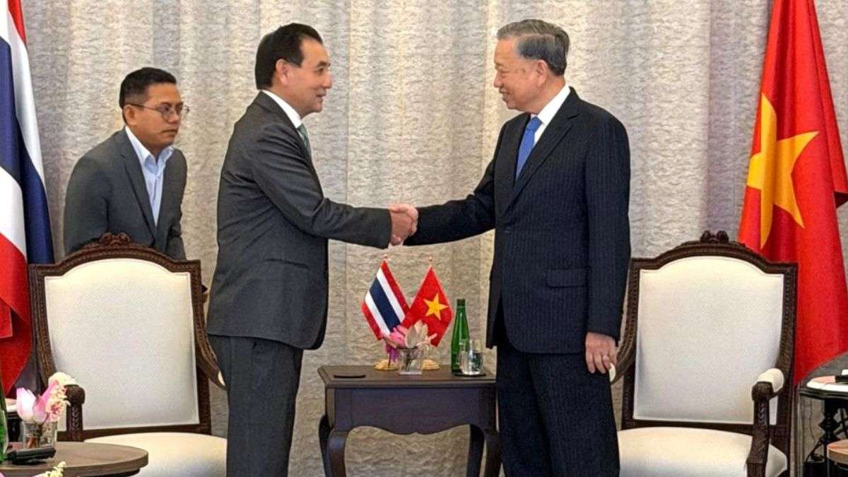 นายสารัชถ์ รัตนาวะดี จับมือทักทาย นายโต เลิม ประธานาธิบดีเวียดนาม เพื่อเชื่อมโยงการลงทุนด้านพลังงานสะอาดข้ามพรมแดน