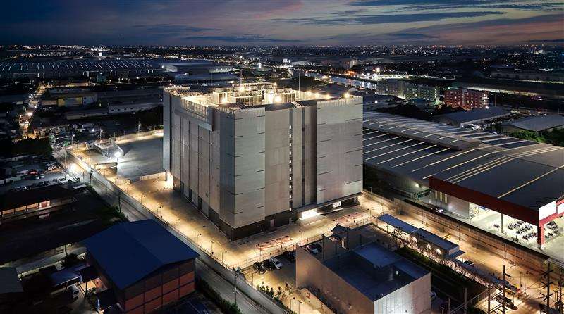 ภาพมุมสูงยามค่ำคืนของศูนย์ข้อมูล (Data Center) โครงสร้างพื้นฐานด้านดิจิทัลของ บริษัท กัลฟ์ ดีเวลลอปเมนท์ จำกัด (มหาชน) หรือ GULF