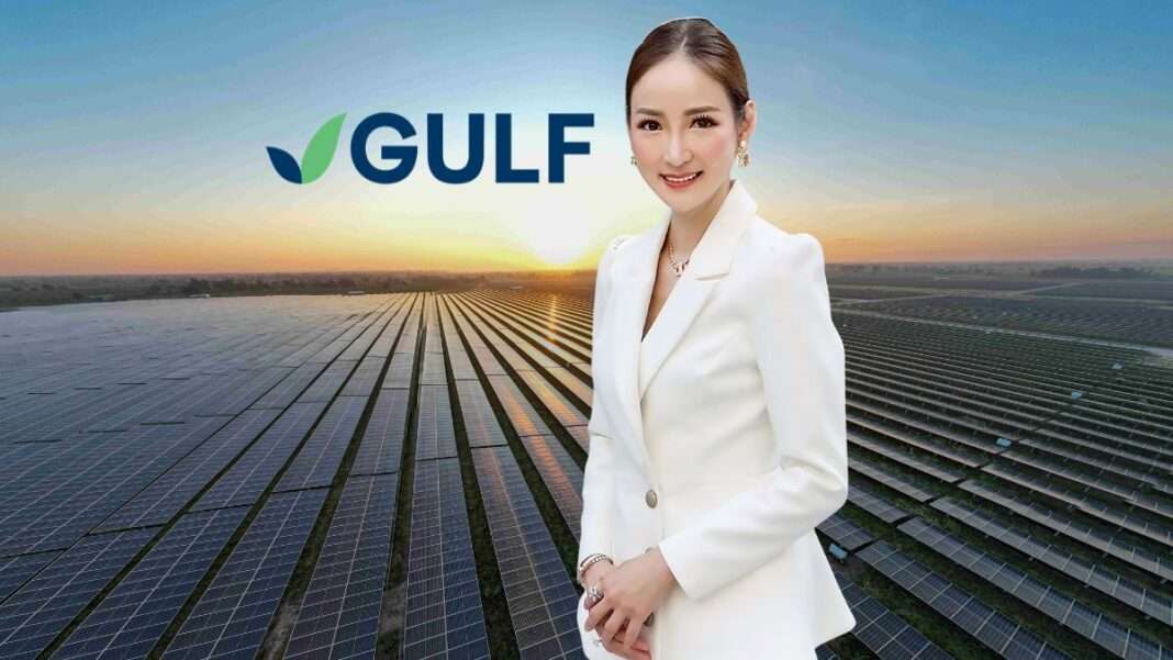 gulf-q1-2026-core-profit-new-high-yupapin-wangviwat นางสาวยุพาพิน วังวิวัฒน์ ประธานเจ้าหน้าที่บริหารด้านการเงิน บริษัท กัลฟ์ ดีเวลลอปเมนท์ จำกัด (มหาชน) หรือ GULF ถ่ายภาพคู่กับแผงโซลาร์เซลล์ รับผลประกอบการไตรมาส 1/2569 กำไรสูงสุดเป็นประวัติการณ์