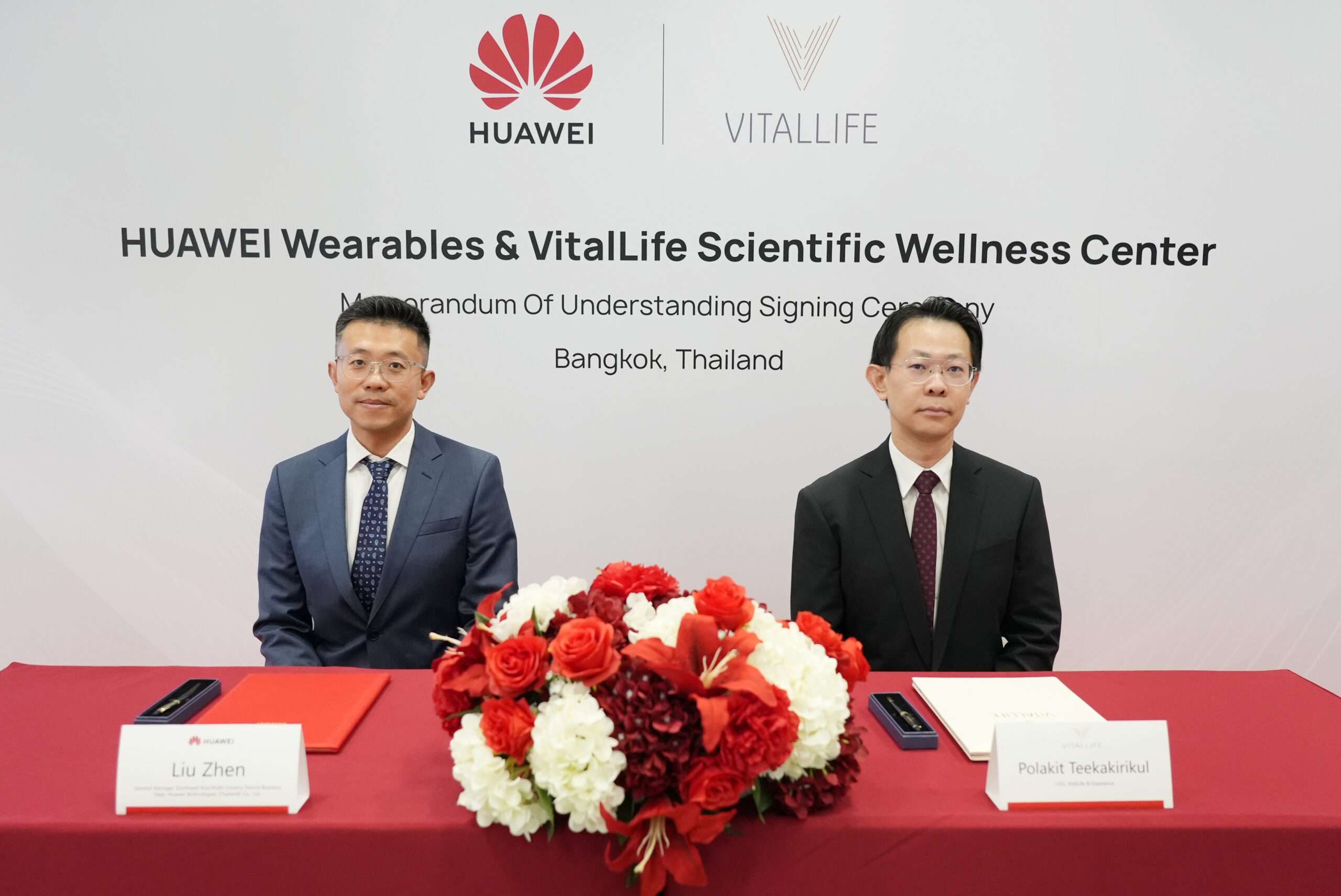 พิธีลงนามบันทึกความเข้าใจ (MOU) ระหว่าง HUAWEI Wearables และ VitalLife Scientific Wellness Center โดยมีตัวแทนผู้บริหารนั่งร่วมโต๊ะลงนาม ณ กรุงเทพมหานคร