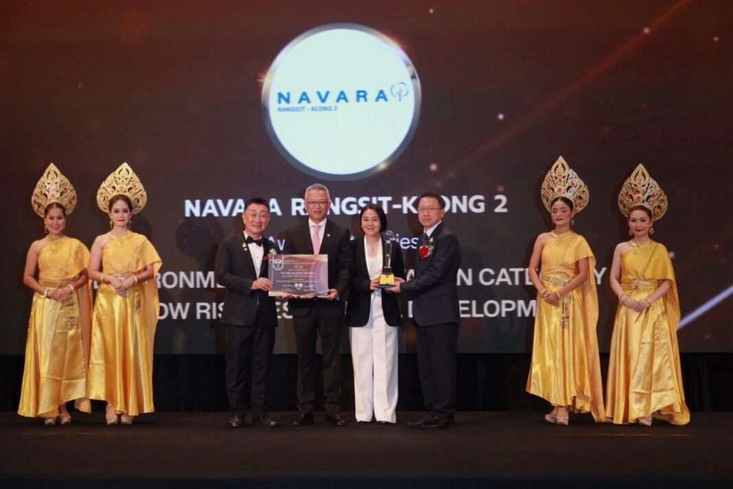 นายคุณา เทวอักษร ประธานเจ้าหน้าที่บริหาร KUN รับมอบรางวัล FIABCI-Thai สำหรับโครงการ นาวาร่า รังสิต-คลอง 2