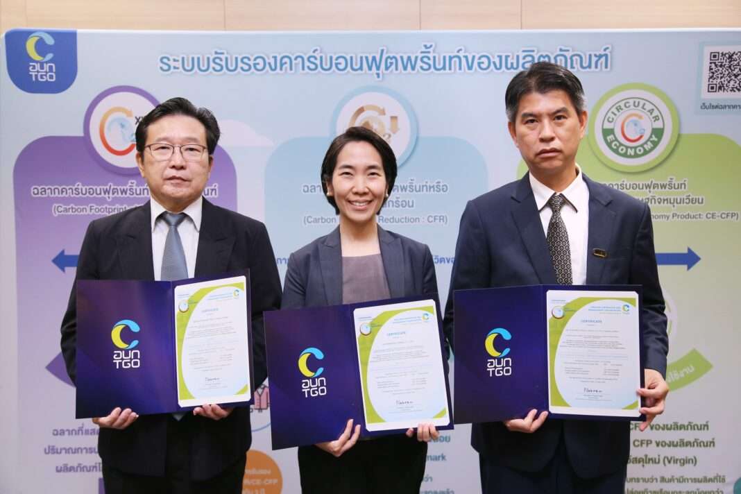 ผู้บริหารบริษัท ไลท์ติ้ง แอนด์ อีควิปเมนท์ จำกัด (มหาชน) (L&E) และบริษัทในเครือ ถือประกาศนียบัตรรับรองคาร์บอนฟุตพริ้นท์องค์กร (CFO) จาก TGO