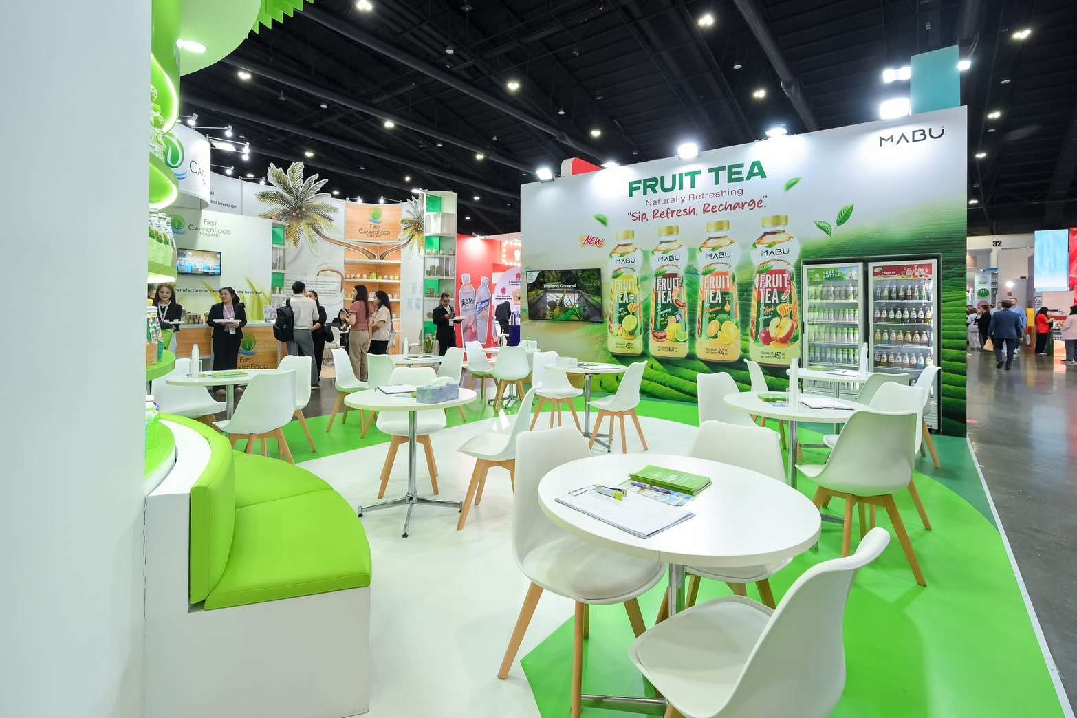 พื้นที่จัดแสดงและเปิดตัวแบรนด์เครื่องดื่มชาผลไม้คอนเซ็ปต์ใหม่ MABU Fruit Tea Naturally Refreshing ของกลุ่มบริษัท PLUS
