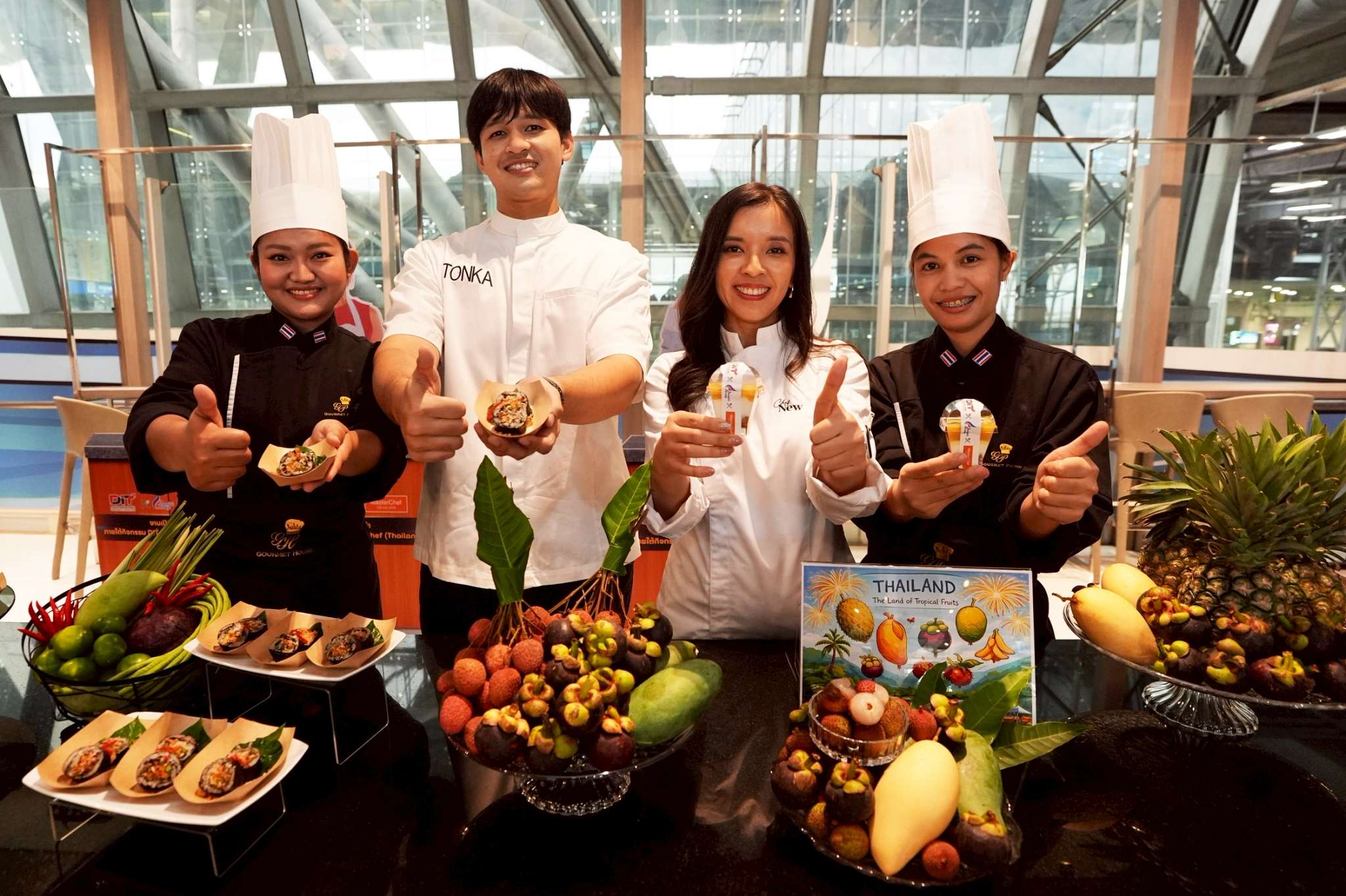 เชฟต้นกล้า ณัฐชนน สุวรรณ และ เชฟนิว นิวพร พะลัง พร้อมทีมเชฟ ร่วมนำเสนอเมนูพิเศษที่รังสรรค์จากวัตถุดิบเกษตรกรไทย