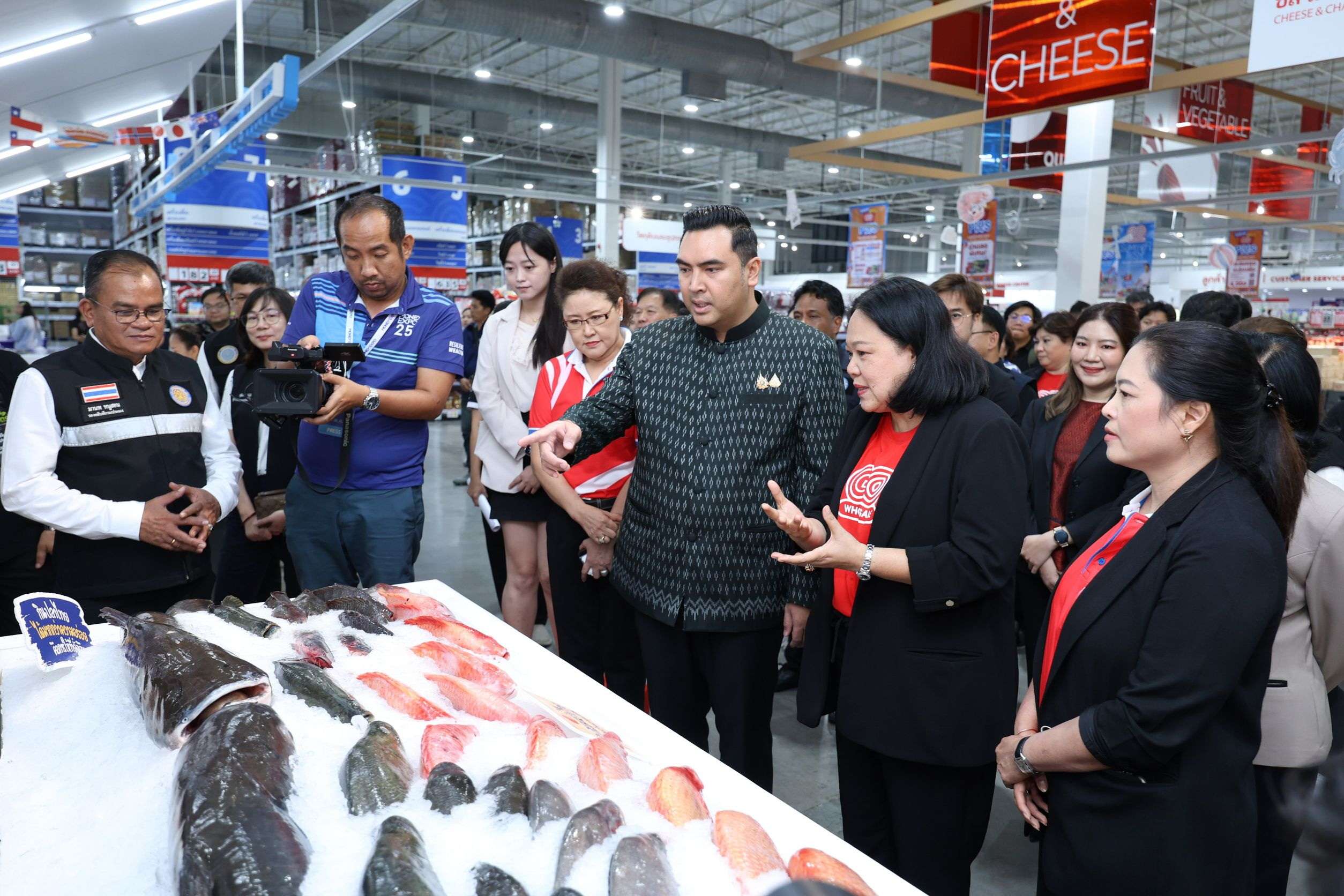 รัฐมนตรีช่วยว่าการกระทรวงเกษตรและสหกรณ์ พร้อมคณะผู้บริหาร เดินเยี่ยมชมจุดจำหน่ายสินค้าปลาน้ำจืด โก โฮลเซลล์