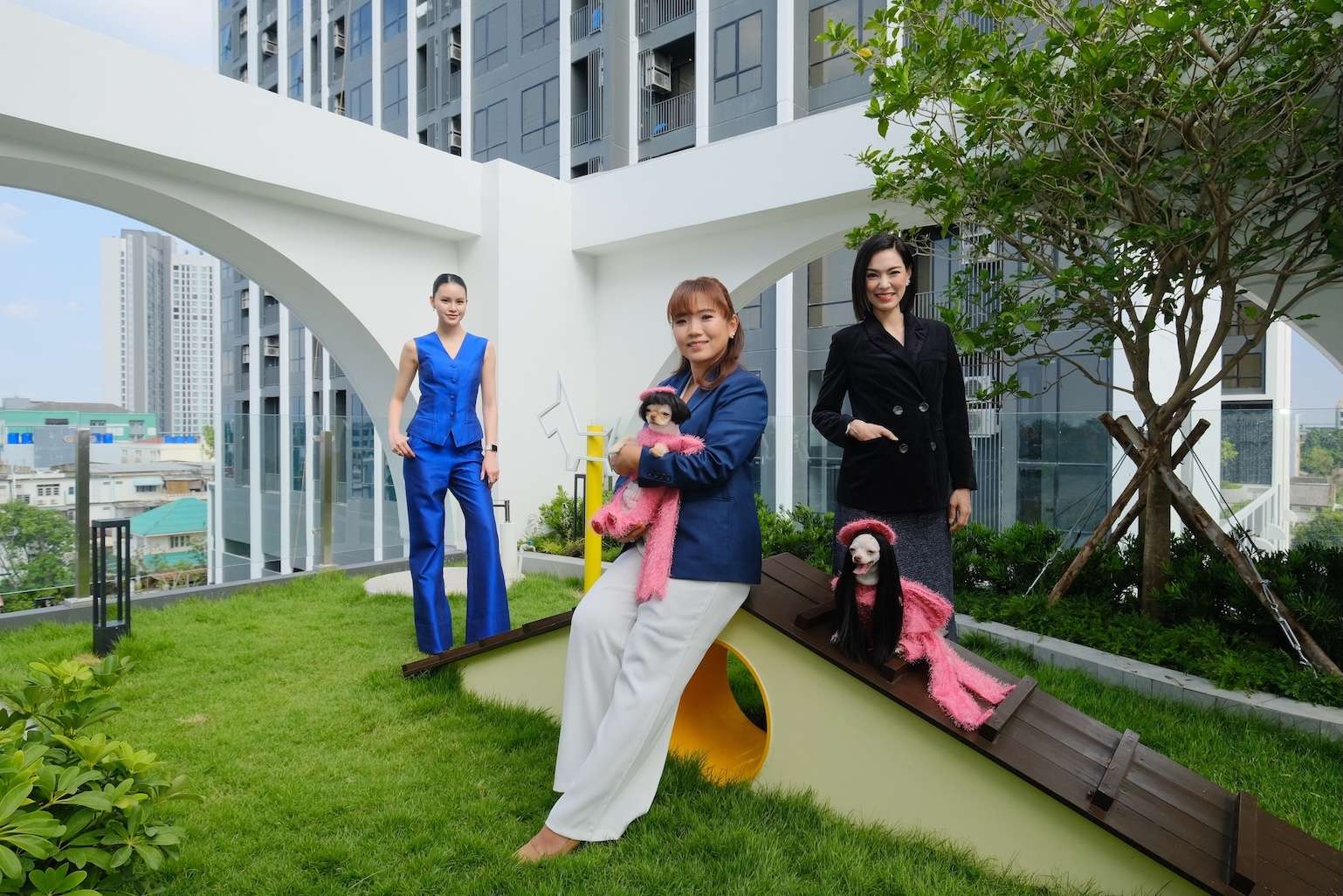 ผู้ใช้งานและสัตว์เลี้ยงในพื้นที่ส่วนกลาง Pet Park บนอาคารโครงการ MODIZ Vault เกษตร-ศรีปทุม