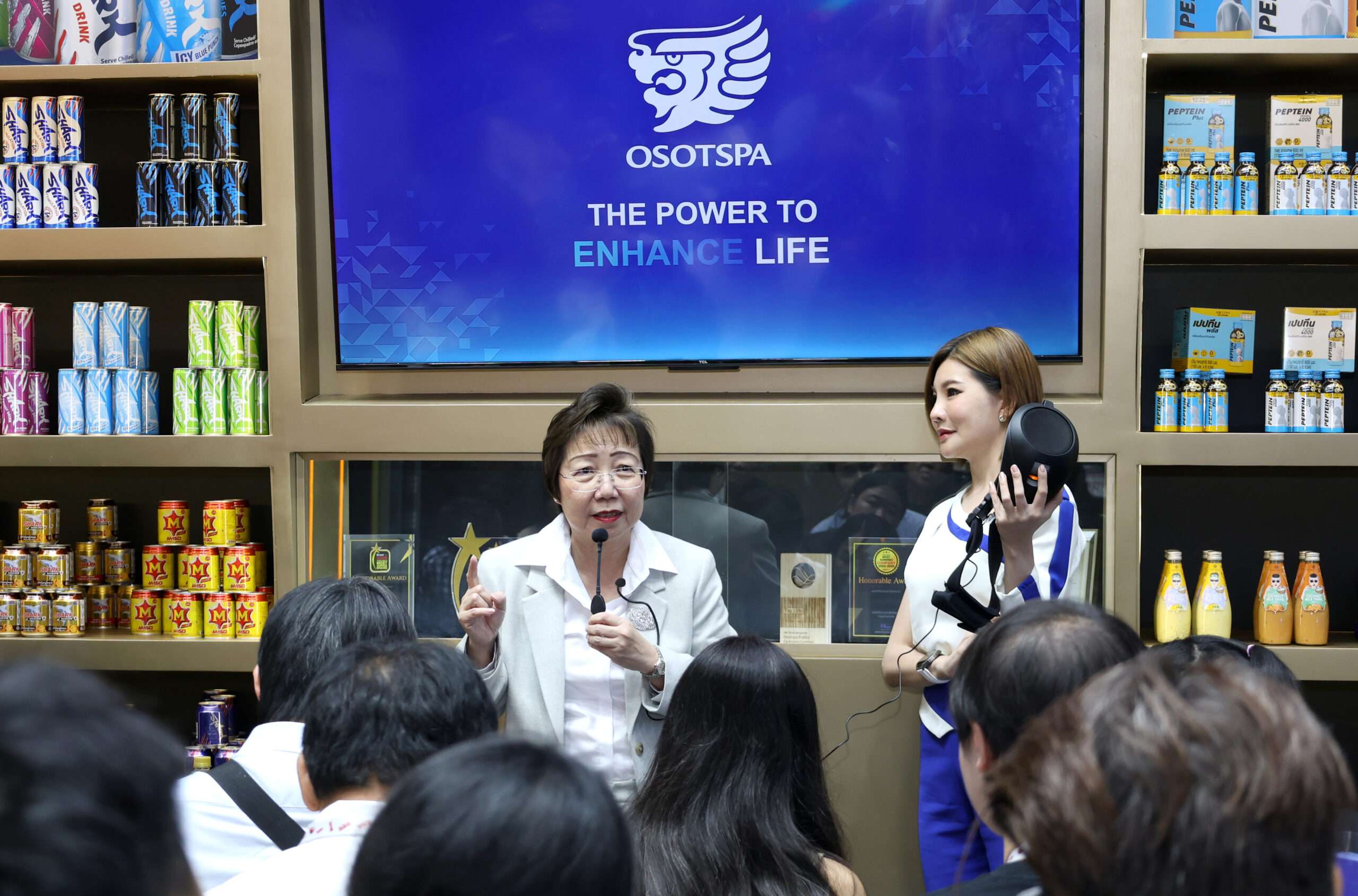 นางสาวมุกดา ไพรัชเวทย์ ประธานเจ้าหน้าที่บริหาร บมจ.โอสถสภา นำเสนอศักยภาพและทิศทางธุรกิจบนเวทีโลก