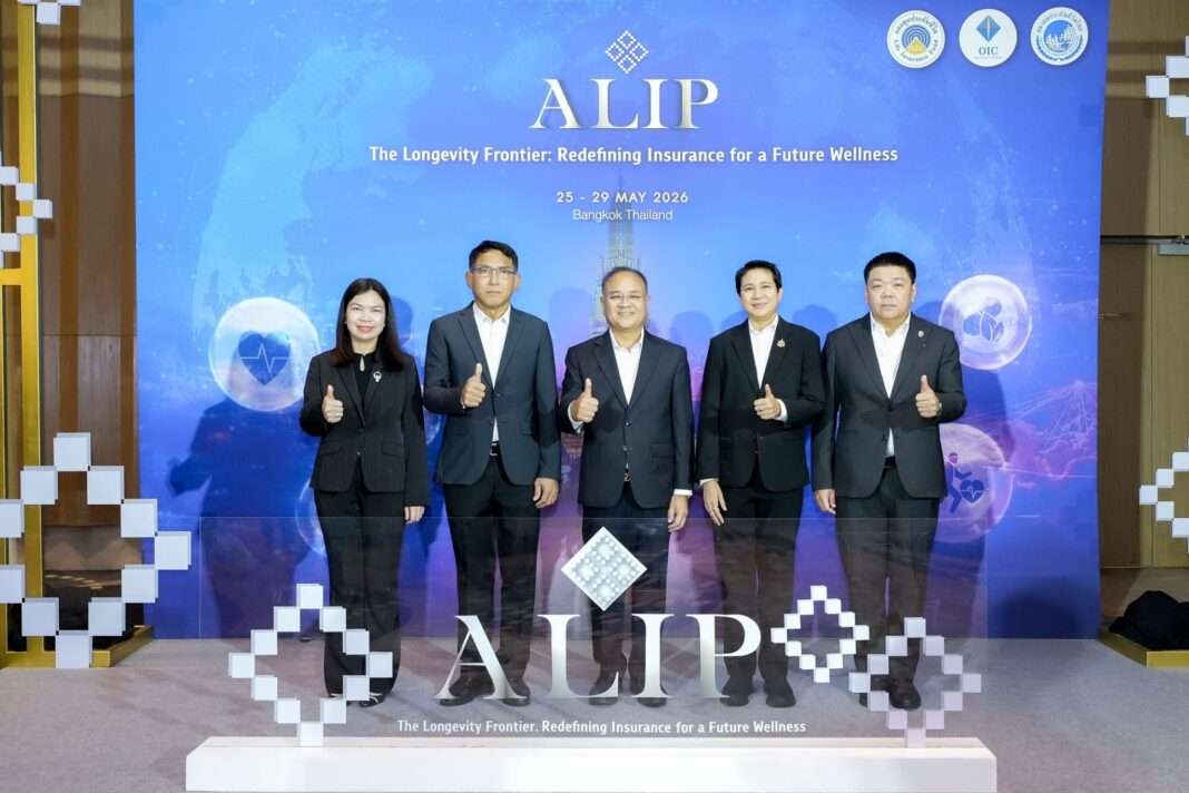 oic-asean-life-insurance-leadership-program-2026-opening นายชูฉัตร ประมูลผล เลขาธิการ คปภ. นำทีมผู้บริหารและผู้แทนจากอาเซียน เกาหลี และฮ่องกง ถ่ายภาพร่วมกันในพิธีเปิดโครงการ ALIP 2026 ณ โรงแรม Hotel Nikko Bangkok