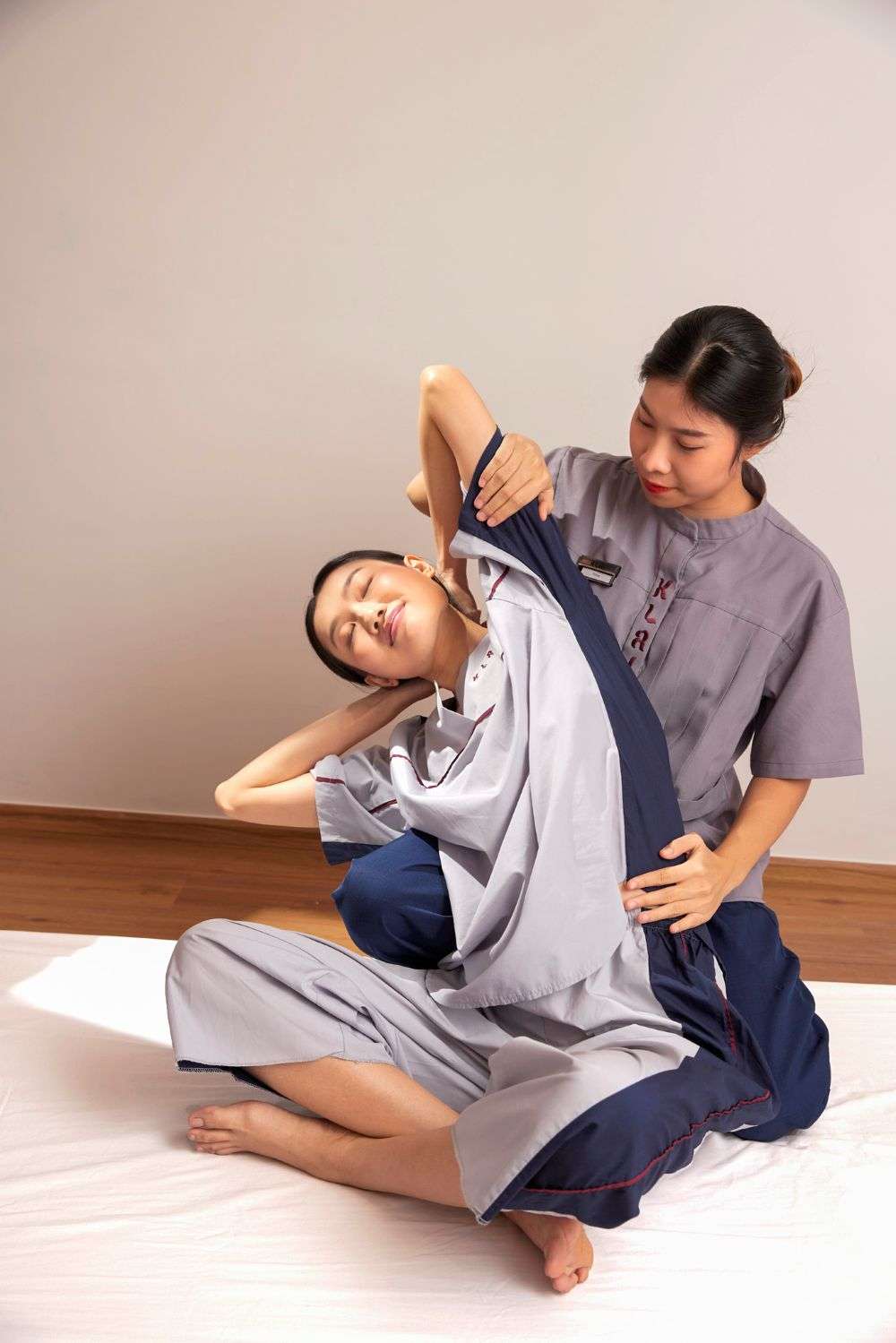 พนักงานของ ONSENS กำลังให้บริการนวดแผนไทยแก่ลูกค้าด้วยมาตรฐานคุณภาพ
