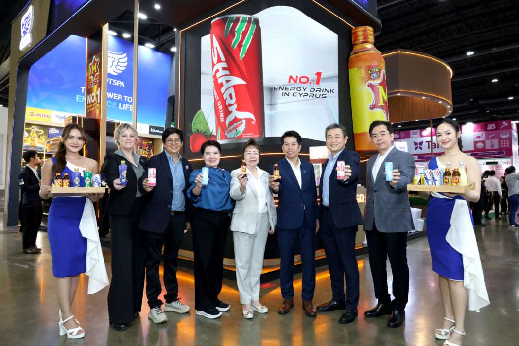 osotspa-osp-executives-thaifex-anuga-asia-2026.jpg นางสาวมุกดา ไพรัชเวทย์ ประธานเจ้าหน้าที่บริหาร บมจ.โอสถสภา (OSP) พร้อมด้วยคณะผู้บริหารและพันธมิตร ร่วมเปิดบูธในงาน THAIFEX – ANUGA ASIA 2026