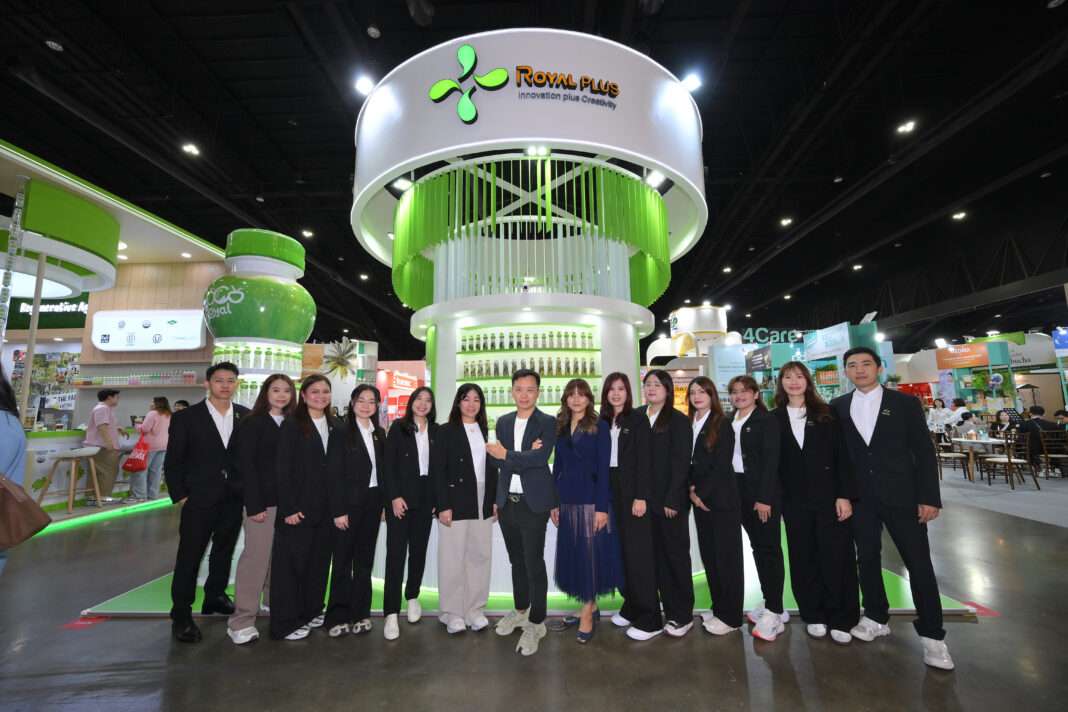 plus-royal-plus-executives-thaifex-anuga-asia-2026.jpg นายพลแสง แซ่เบ๊ นำคณะผู้บริหารและทีมงาน บมจ. โรแยล พลัส หรือ PLUS ร่วมเปิดตัวนวัตกรรมเครื่องดื่มใหม่ในงาน THAIFEX 2026