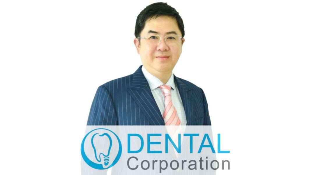 pornsak-tantapakul-ceo-dental-corporation-d นายพรศักดิ์ ตันตาปกุล ประธานเจ้าหน้าที่บริหาร บริษัท เดนทัล คอร์ปอเรชั่น จำกัด (มหาชน) หรือ D ถ่ายภาพร่วมกับโลโก้บริษัท