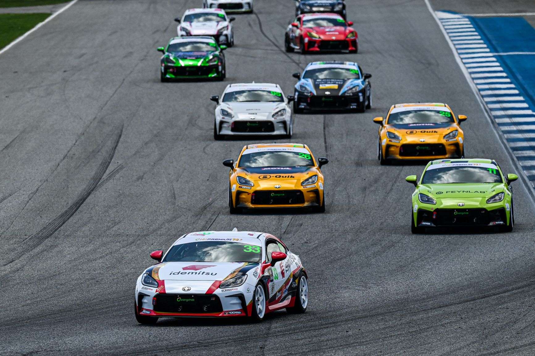 ขบวนรถแข่ง Toyota 86 กำลังขับเคี่ยวกันอย่างดุเดือดบนแทร็กสนามแข่งขันความเร็วสูง