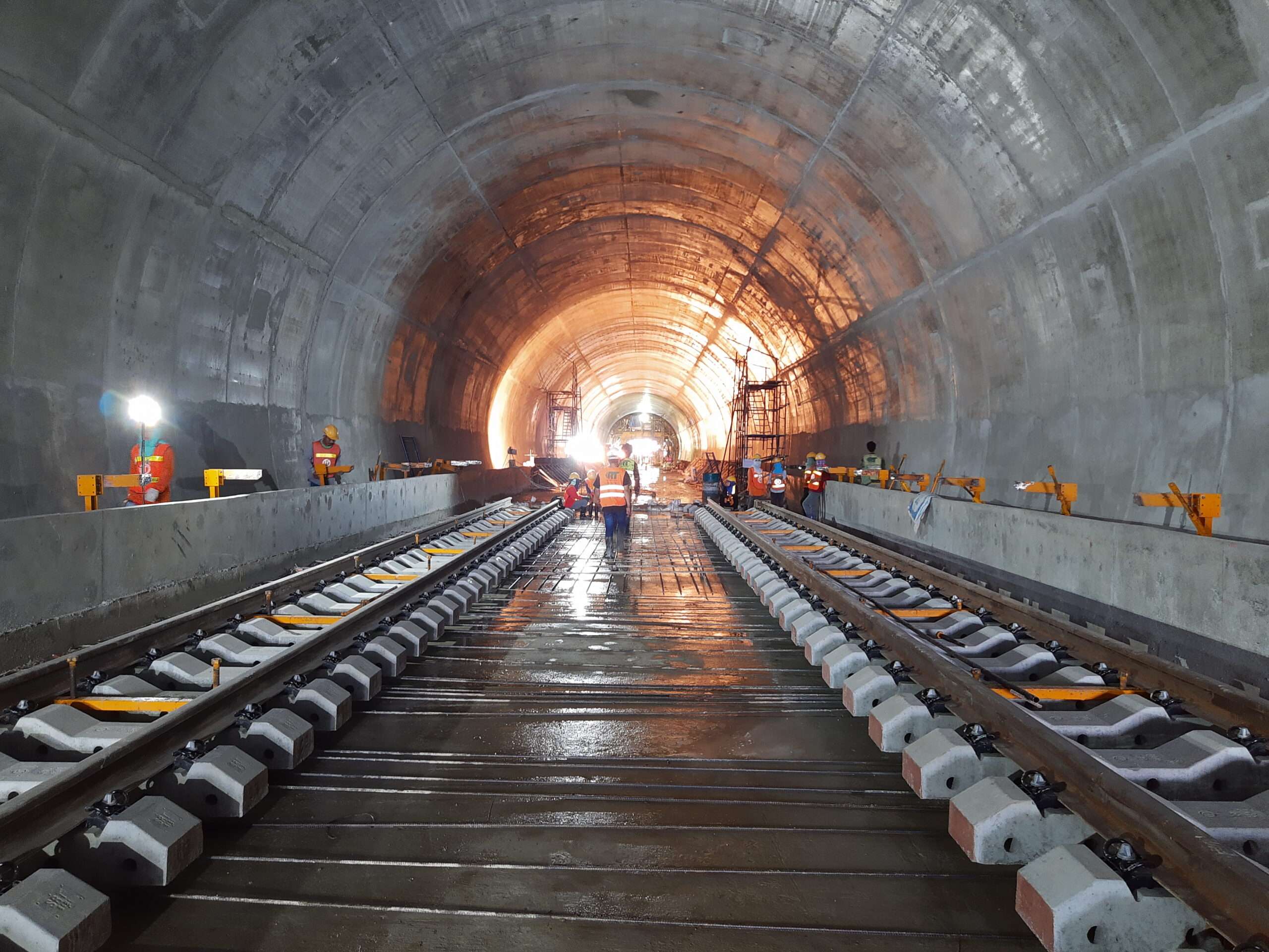 งานก่อสร้างขุดเจาะอุโมงค์รถไฟทางคู่สายเด่นชัย–เชียงราย–เชียงของ สัญญาที่ 1 และ 2 โดย RT