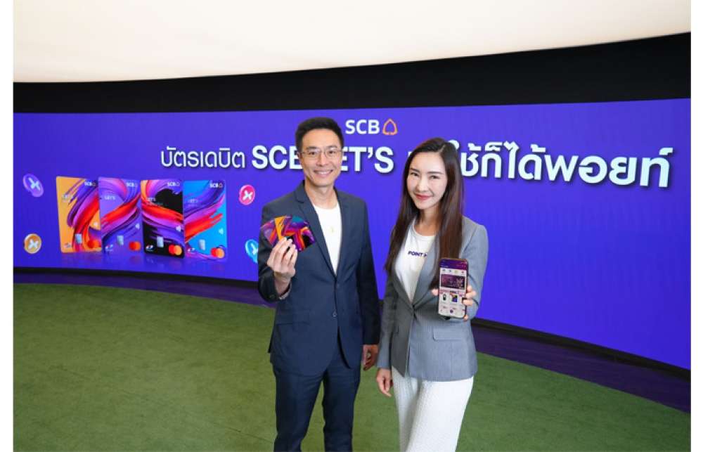 scb-pointx-executives-launch-lets-debit-card-campaign นายธนวัฒน์ กิตติสุวรรณ จาก SCB และ นางสรรค์สุดา เสงี่ยมบุตร จาก POINTX ร่วมเปิดตัวแคมเปญบัตรเดบิต SCB LET’S