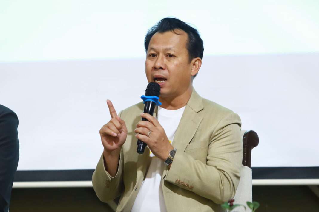 smo-executive-dinner-talk-nakhonsawan นายศักดา ทองรอง รองกรรมการผู้จัดการอาวุโส สายงานสำนักงาน บริษัท กลุ่มสมอทอง จำกัด (มหาชน) หรือ SMO บรรยายข้อมูลธุรกิจในงาน Dinner Talk จ.นครสวรรค์