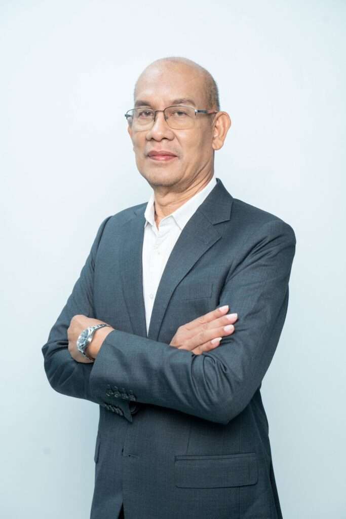 นายสมนึก จันทวงศ์ ประธานเจ้าหน้าที่บริหาร บริษัท กลุ่มภัทร จำกัด (มหาชน) หรือ PHAT