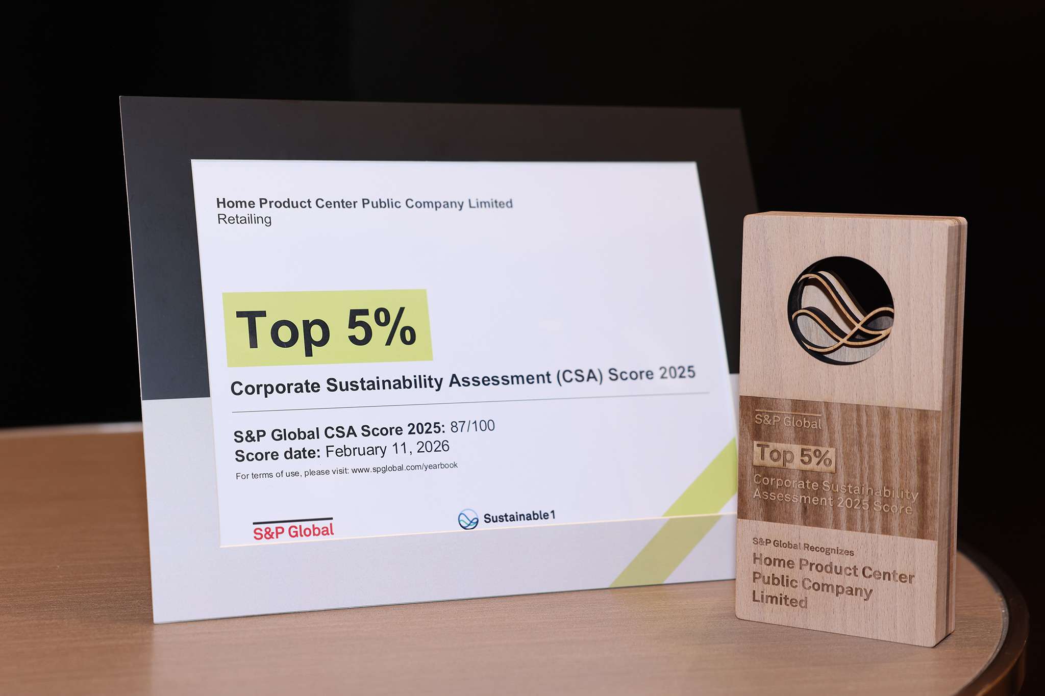 โล่เกียรติยศ S&P Global Top 5% Corporate Sustainability Assessment 2025 Score ที่มอบให้แก่ โฮมโปร (Home Product Center Public Company Limited)