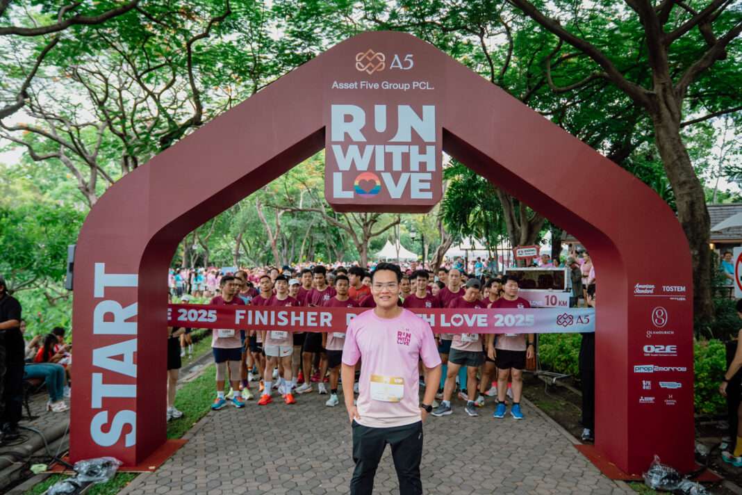 supachoke-panchasarp-ceo-a5-run-with-love-season-3-start นายศุภโชค ปัญจทรัพย์ ประธานเจ้าหน้าที่บริหาร บริษัท แอสเซท ไฟว์ กรุ๊ป จำกัด (มหาชน) หรือ A5 ยืนถ่ายภาพบริเวณจุดสตาร์ทของงานวิ่งการกุศล RUN WITH LOVE