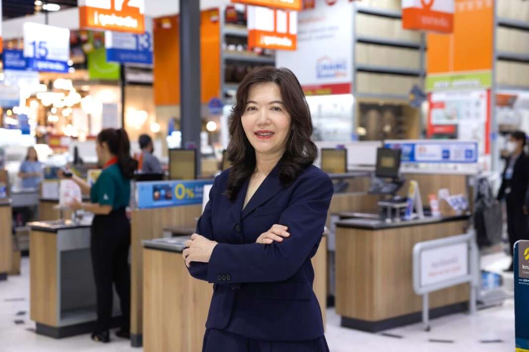 uraiwan-tantipiriyakit-homepro-management นางอุไรวรรณ ตันติพิริยะกิจ รองกรรมการผู้จัดการ กลุ่มธุรกิจปฏิบัติการและการตลาด บริษัท โฮม โปรดักส์ เซ็นเตอร์ จำกัด (มหาชน) หรือ โฮมโปร ยืนกอดอกภายในสาขา