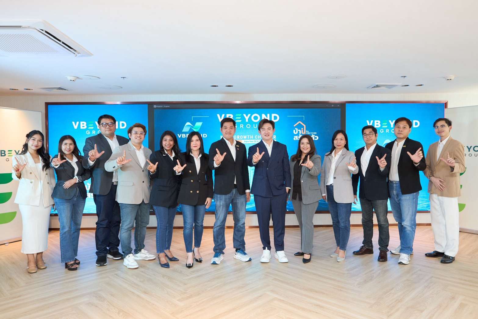 ทีมผู้บริหารและพนักงาน วีบียอนด์ ร่วมถ่ายภาพในงานเปิดตัวยุทธศาสตร์ VBEYOND'S Next Growth Chapter