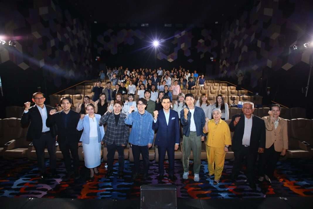 คณะผู้บริหารบริษัท วิริยะประกันภัย จำกัด (มหาชน) ร่วมถ่ายภาพกับทีมงาน Choojai and friends และผู้กำกับ อัตตา เหมวดี ในงานเปิดตัวภาพยนตร์โฆษณา